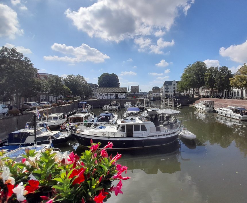 De Lingehaven vanaf de Peterbrug. Hij ligt nog flink vol. Rechtsachter zie je ons huis met links ervan de sluis naar de rivier.