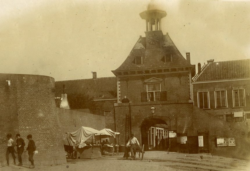 De Gorcumse Waterpoort in augustus 1893, vlak voor de sloop.
