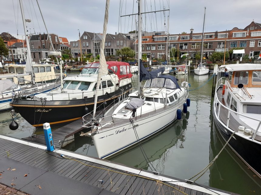 Dulce in de haven van de KDRZ in Dordrecht. Even later schijnt de zon.