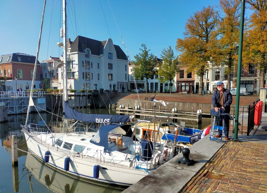 Het buitenboordmotortje gaat naar de kelderberging. Links op de achtergrond ons huis.