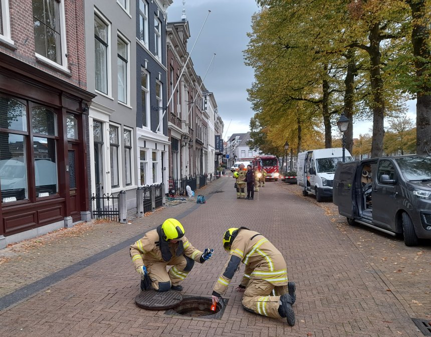 Gaslek in onze straat vanochtend. Meting in het riool. De straat is afgezet.