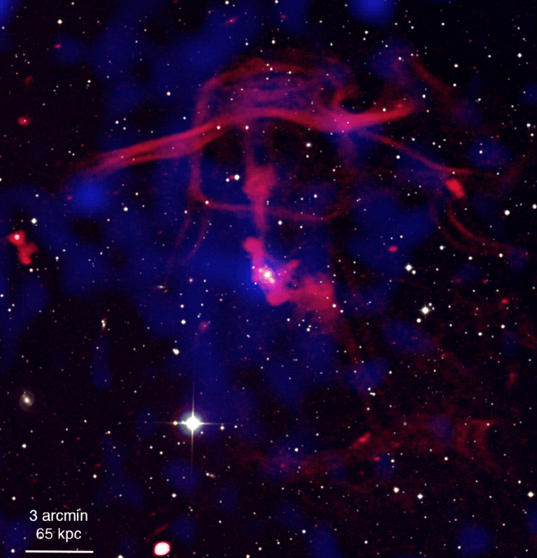 Nest200047 zit ergens in het sterrenstelsel in het midden van de foto. Helverlichte jets van plasma omgeven hem. Die vormen enorme bellen en filamenten die miljoenen lichtjaren ver alles vernietigen. Zie de nevels en gaswolken tot ver in de omtrek.