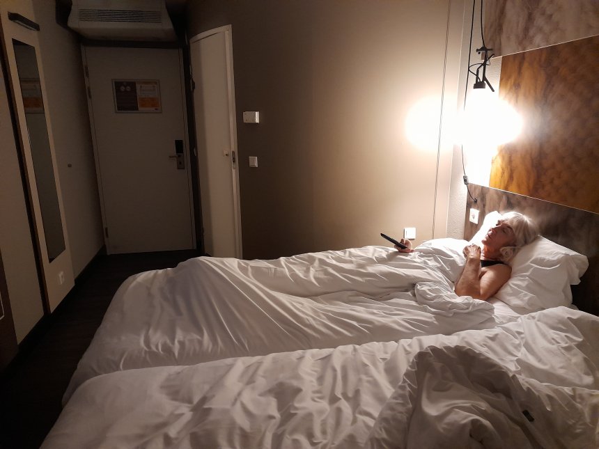 De schone slaapster kijkt televisie in kamer 619, Hotel Ibis Centre Stopera, Amsterdam