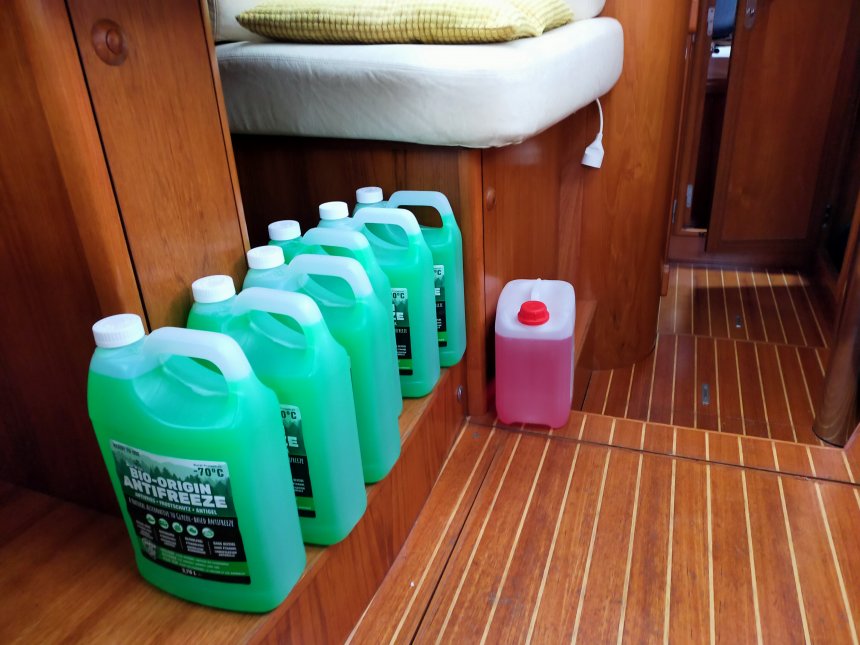 De flacons antivries voor de motoren, de drinkwatertanks en -leidingen, de wasmachine en de toiletten staan klaar.