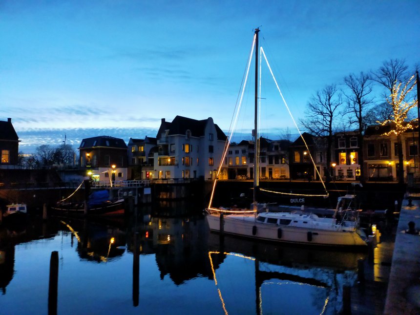 Dulce met kerstversiering. Links ervan ons huis en de stoomsleepboot Jan de Sterke..
