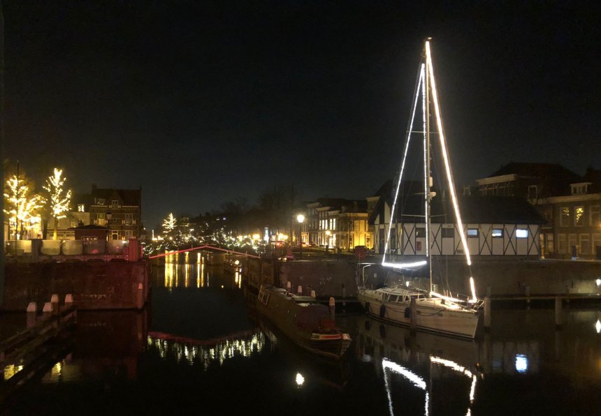 Iemand stuurde ons gisteravond deze foto toe, Links van Dulce zie je kerstbomenbrug van buurtvereniging KNAKE goed.