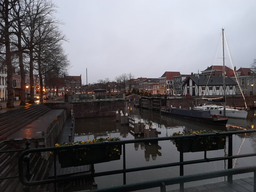 Een grauwe, stille zondagochtend.