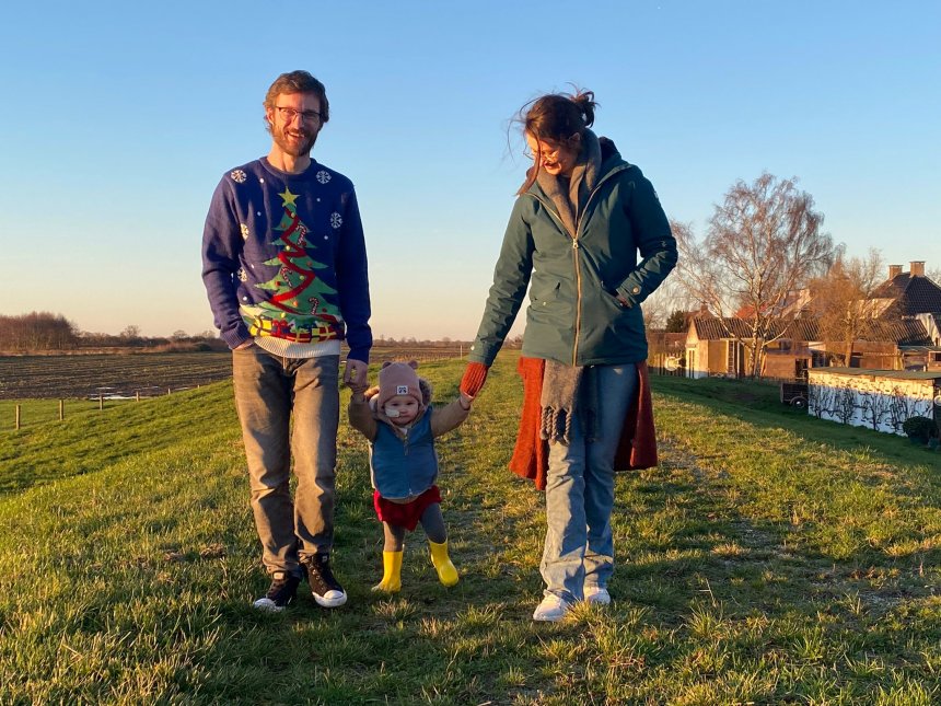 Eerder deze week waren Rommert, Nora en Lois in Limburg. Hier op de Maasdijk. De trui van Rommert heeft kerstverlichting.