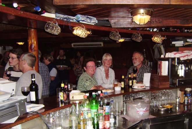 Vlnr. Josje, Ans en Tom aan de bar in de Black Pearl