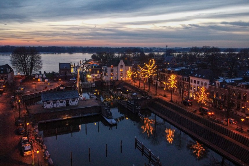 De Lingehaven in kerstsfeer met erachter de Merwede (foto: Leuk! Makelaars op Funda)