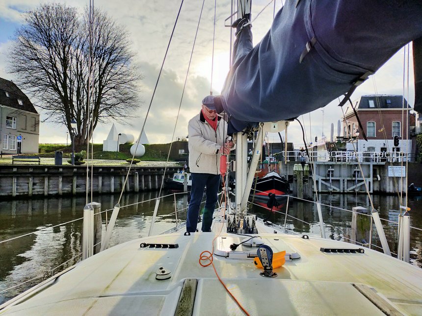 Op de boot halen we vandaag de kerstverlichting naar beneden.