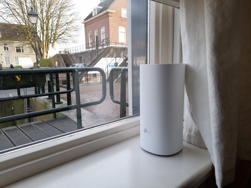 De derde Deco M4-wifibooster staat in de vensterbank van de woonkamer..
