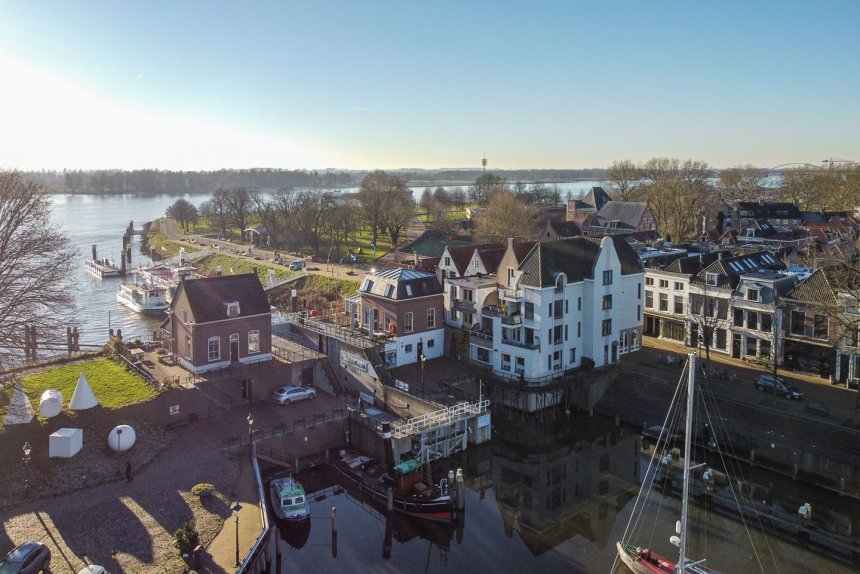 Nog een foto uit de kerstperiode van de Lingehaven en ons huis, die Funda maakte voor het bovenste appartementje naast ons.