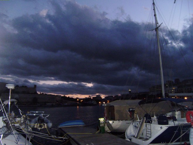 Donkere wolken pakken zich boven de stad samen