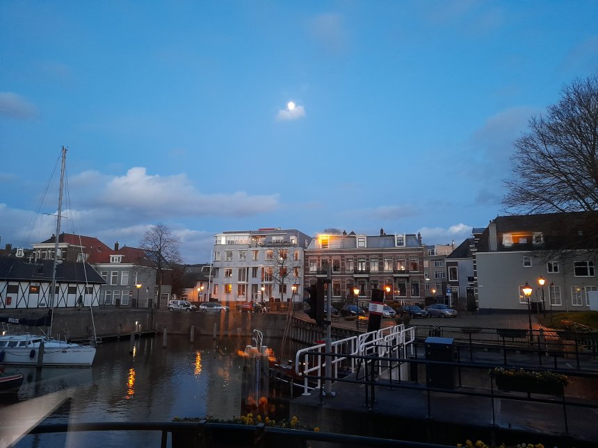 Bijna volle maan gisteravond. Ik maakte de foto door het glas van het raam, vandaar wat reflecties, met name linksonder.