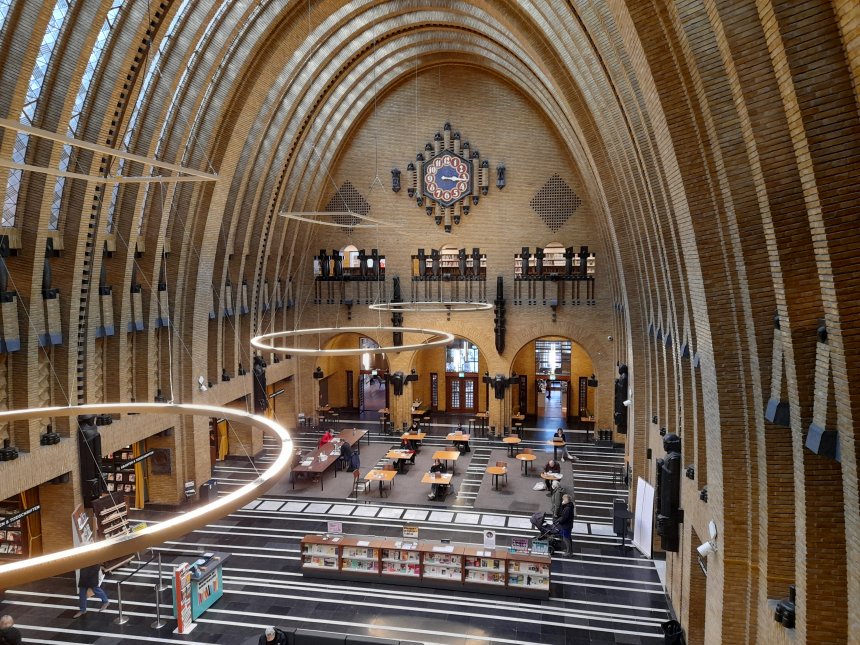 De grote hal van de Centrale Bibiotheek in Utrecht, in het voormalige hoofdpostkantoor aan het Neude. vroeger stond ik hier wekelijks in de rij met mijn kascheque.
