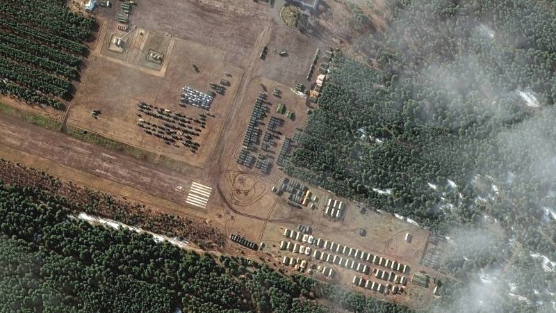 Nieuwe Russische troepenconcentraties vlakbij de grens van Oekraïne met Belarus (satellietfoto: Maxar Technologies)