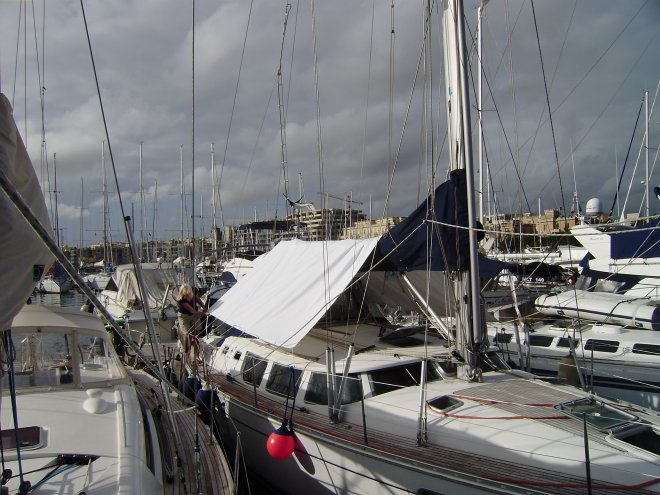 We spannen het nieuwe zonnezeil terwijl er in het westen regen dreigt