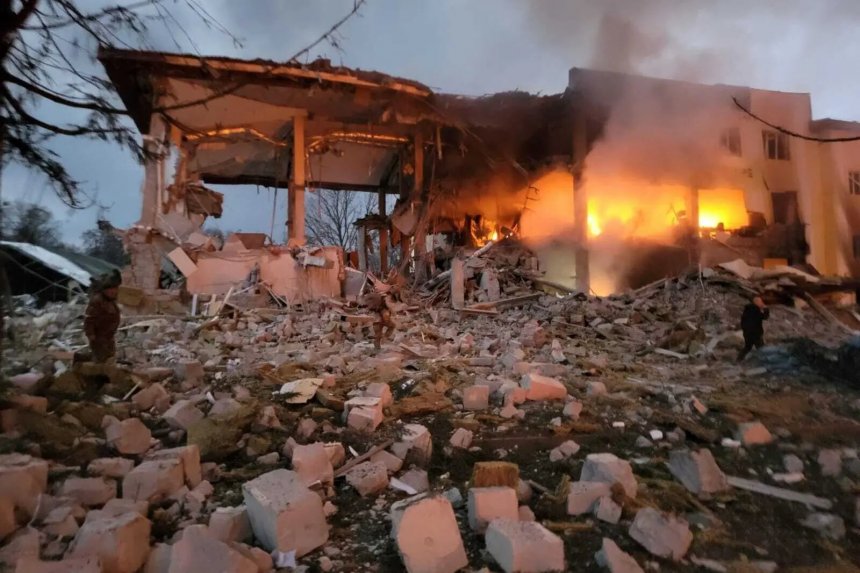 Foto van het in brand geschoten IPSC van een locale fotograaf (bron: The New York Times)