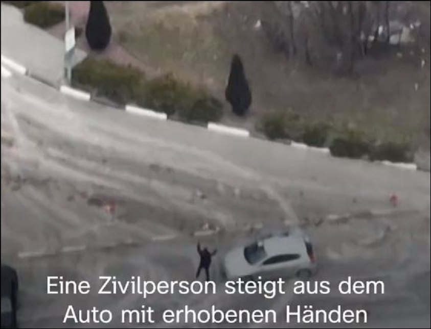 Een vluchtende burger wordt, handen omhoog, door Russische soldaten doodgeschoten bij Kiev (beeld: ZDF/Frontal)