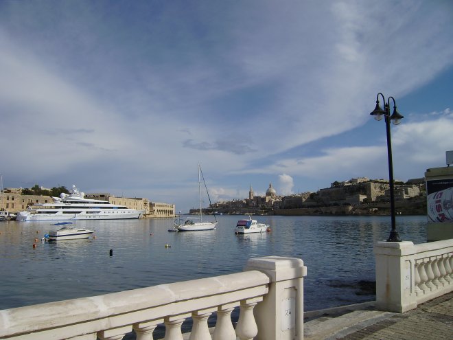 Lazaretto Creek. Op Manoel Island aan de overkant ligt het megajacht van een Russische tycoon afgemeerd