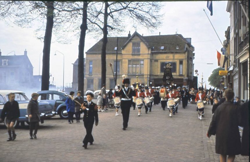 Muziekcorps De Bazuin marcheert op Koninginnedag over het Eind. Circa jaren 60. Op de achtergrond de voorganger van ons huis (fotograaf onbekend)