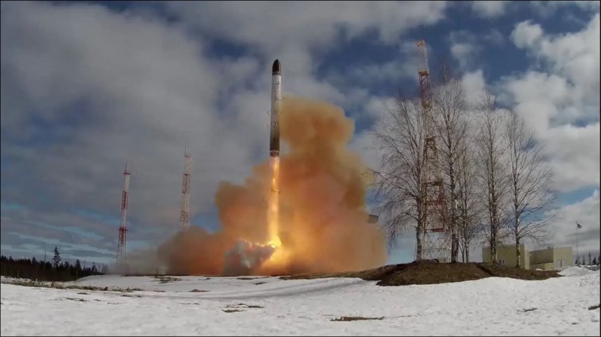 Lancering van de Sarmat, een kernraket met ruimte voor tien tot vijftien kernkoppen, ieder genoeg om een stad te vernietigen. Foto: Russische ministerie van Defensie