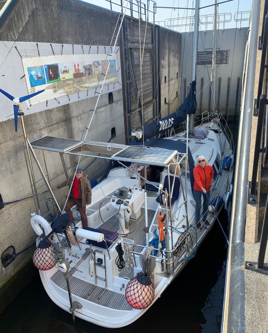 Dulce vast aan de grond in de Lingesluis. Geen beweging in te krijgen, voor noch achteruit. (foto: Roeland Visman)