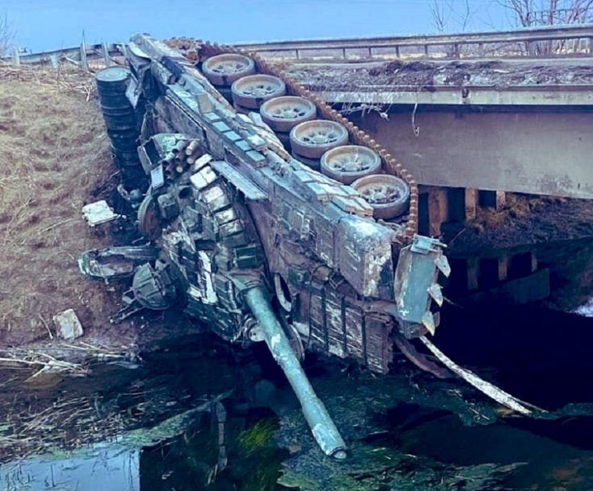 Een van de vele honderden vernietigde Russische tanks in Oekraïne (foto: Business Ukraine Magazine)