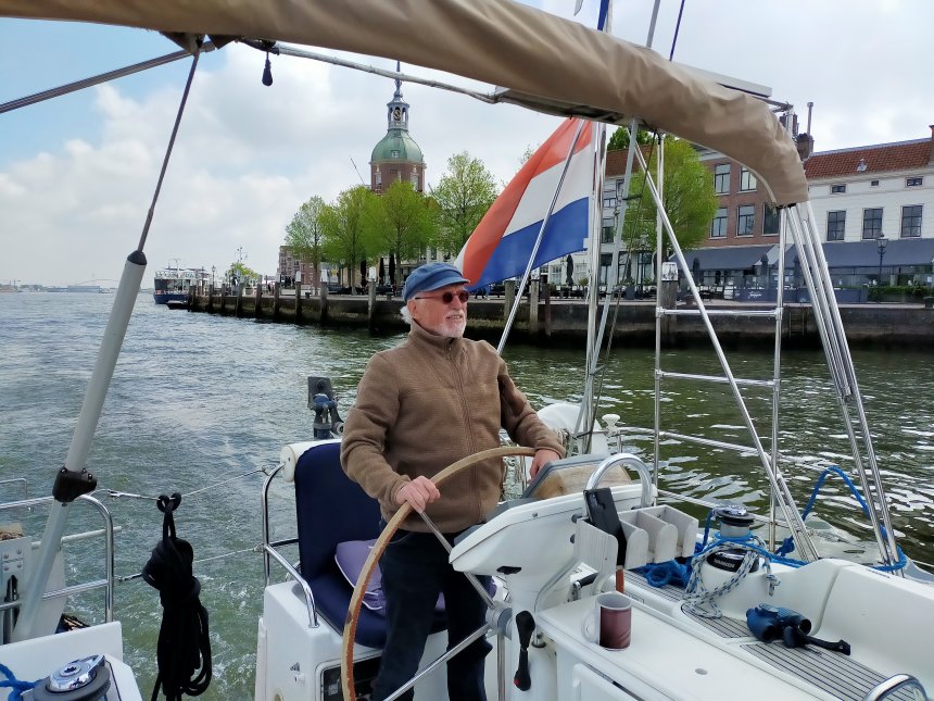 We varen op de Oude Maas langs de historische huizen van Dordrecht.