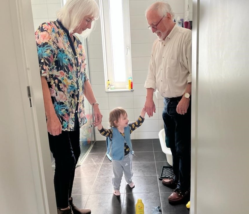 Nog een nagekomen foto van gisteren. Nora laat ons haar huis zien. Dit is de badkamer. (foto: Rommert)