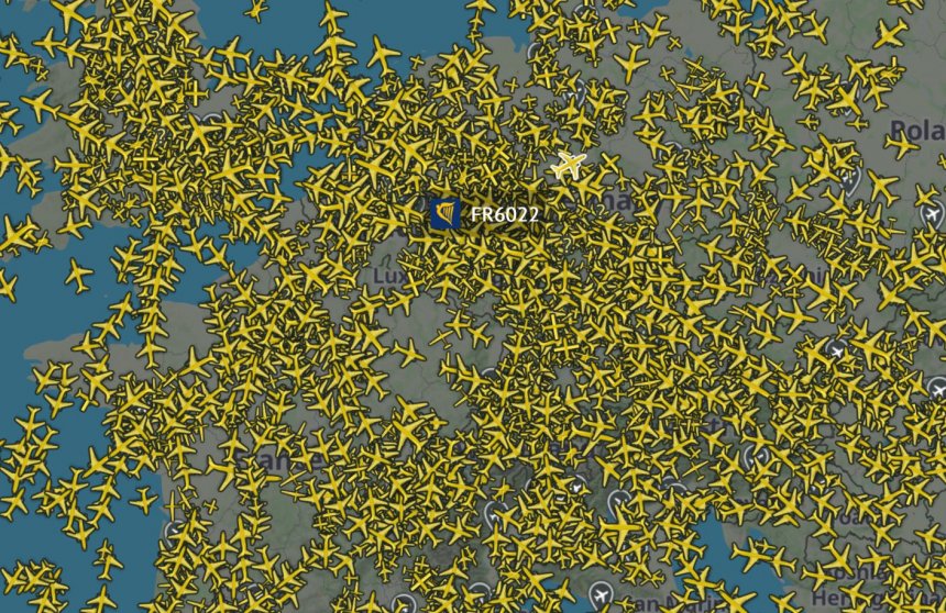 Het luchtruim boven Europa gisteren om 14.45 uur. Dezelfde drukte als voor de pandemie.