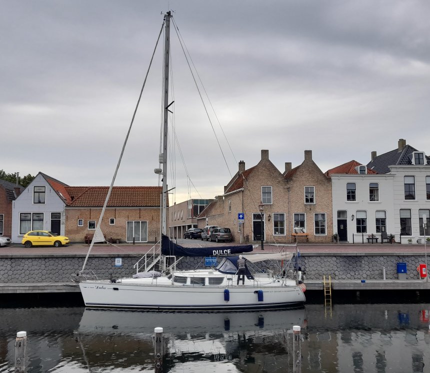 23 mei 2022. Dulce in de oude haven van Brouwershaven. Anna zet de bimini op.
