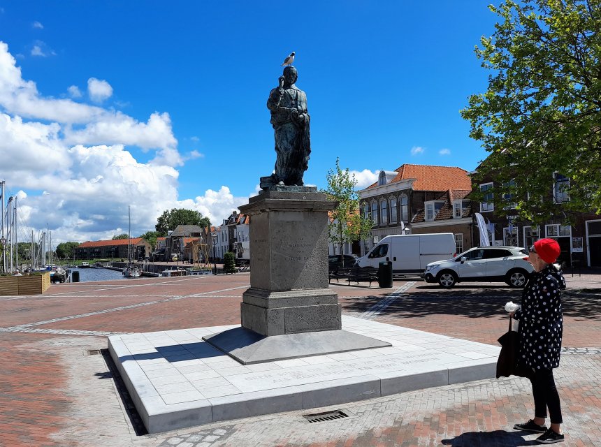 Bij het standbeeld van Jacob Cats op de Markt in Brouwershaven. Meeuw op zijn hoofd. Links op de achtergrond onze Dulce.