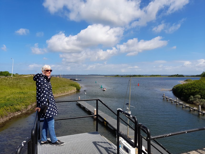 Brouwershaven. Op de keersluis met uitzicht op de Grevelingen en het eiland Dwars Op De Weg.