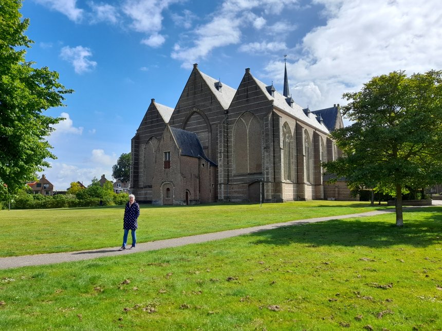 De Sint Nicolaaskerk in Brouwershaven. Aan deze kant had de grote toren gebouwd moeten worden. Zie gisteren voor een toelichting.
