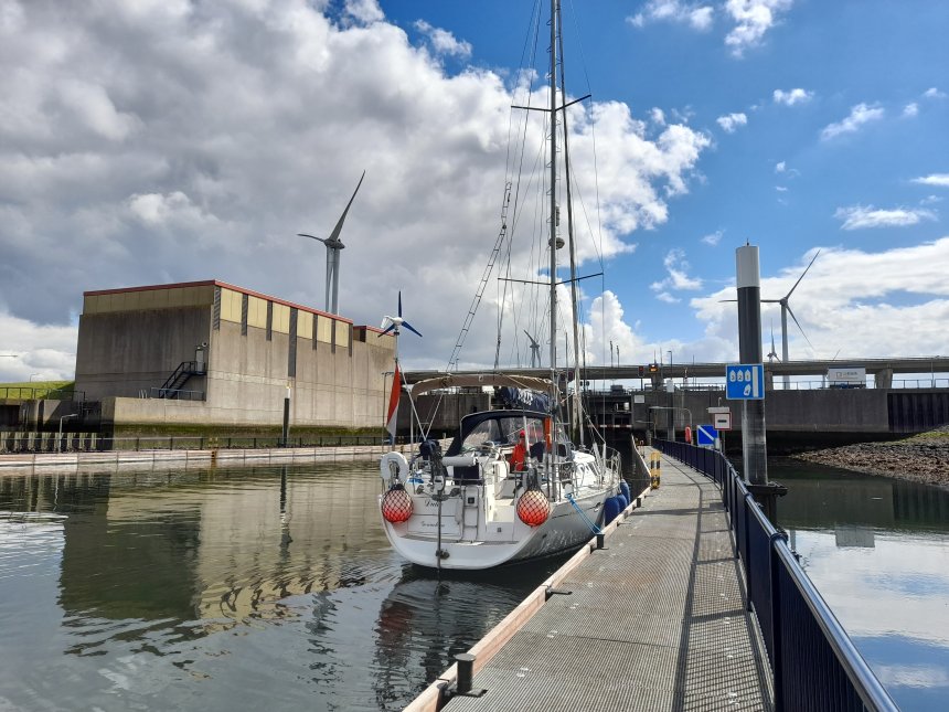 Dulce gisteren, wachtend voor de Krammersluis.