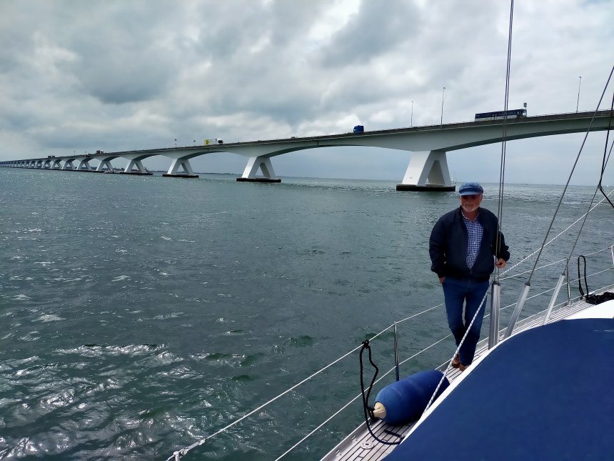 Zeelandbrug. Wachten voor de brugopening.