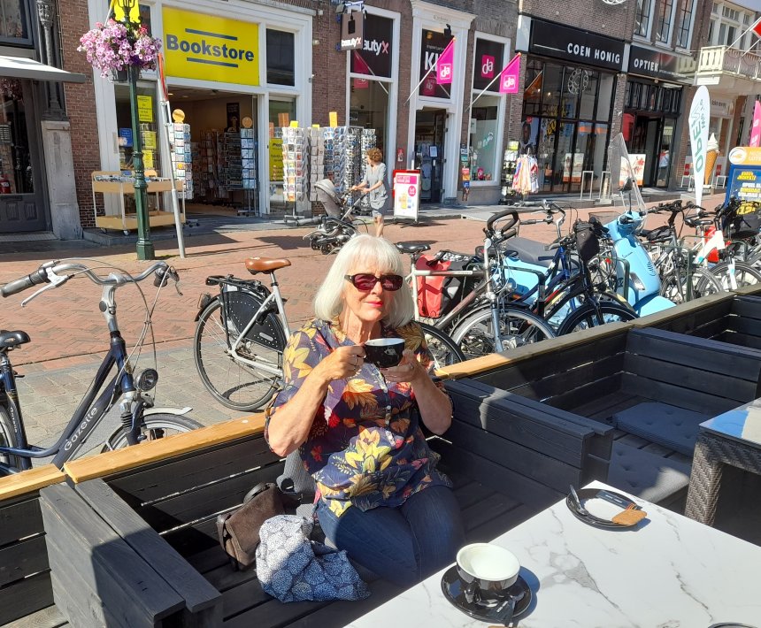 Vanmorgen cappuccino op het terras van het Koffiehuis op het Havenplein.