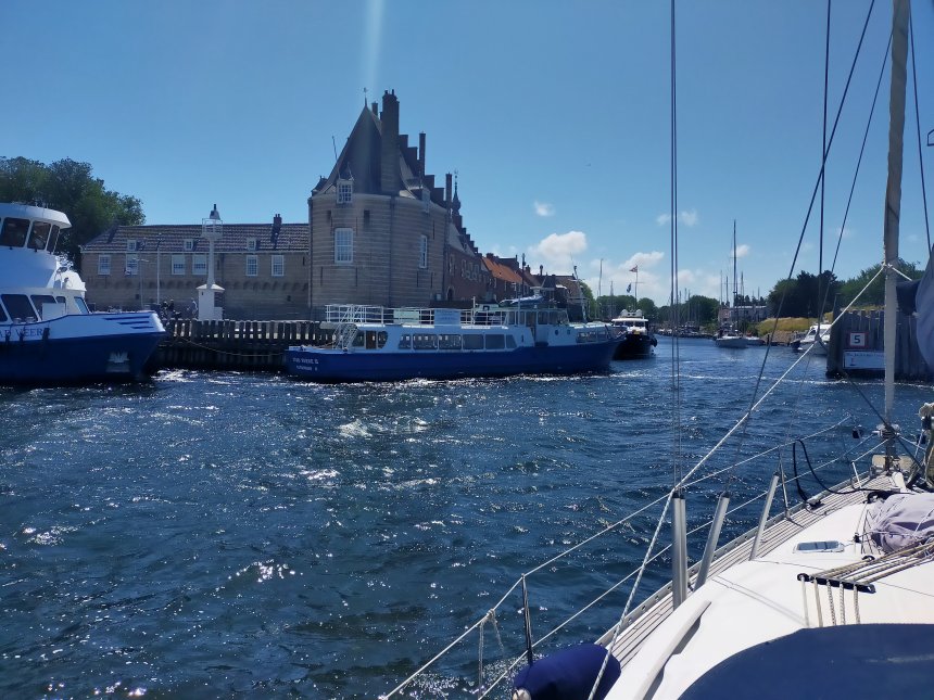 De invaart van het haventje van Veere met de Kampveerse toren.