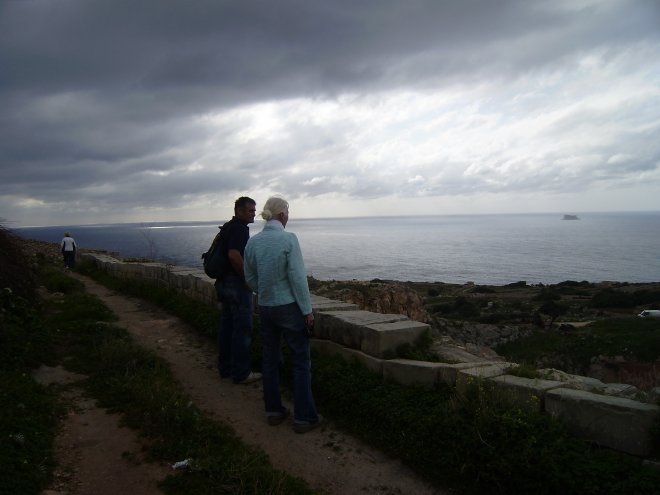 Jaap en Ans op de zuidelijke klifkust van Malta. Rechts op zee het eenzame eilandje Filfla. Links verderop loopt Diana