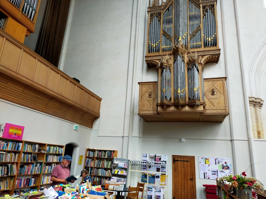 Het boekenantiquariaat in de Koorkerk van Middelburg.
