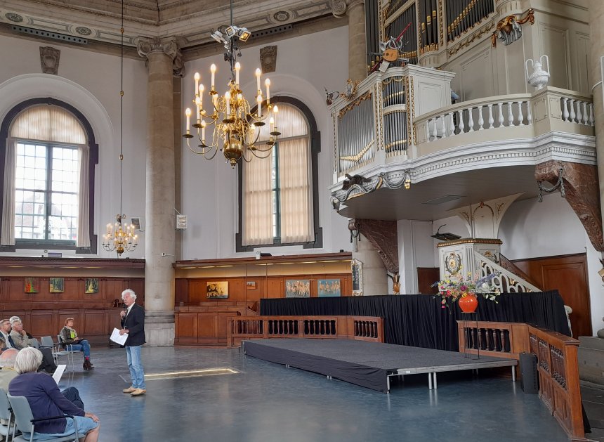Wim T. leidt het orgelconcert in de Oostkerk in. Rechts het De Rijckere orgel.