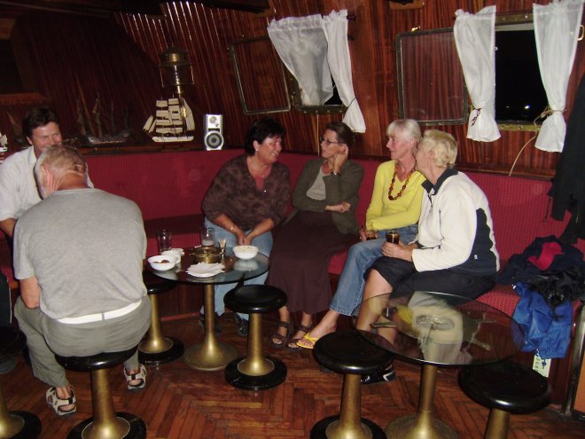 Damesonderonsje in de bar van de Black Pearl. Vlnr. Lisa uit Noorwegen, Miranda, Ans en Diana. Helemaal links de rug van Nanning die zit te praten met Knut, ook uit Noorwegen