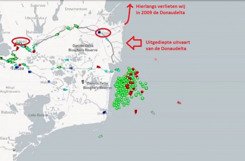 Ca. 90 lege graanschepen wachten voor de Sulina-tak (midden) van de Donaudelta.Izmayil en Bystre (rode cirkels) aan de grens van Oekraïne met de noordelijke tak. Wij vertrokken in 2009 via de nóg noordelijker uitvaart.