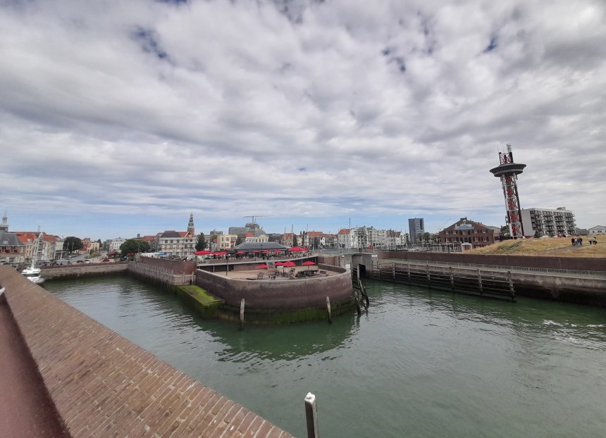 Invaart Vlissingen met links die voor de loodsen en rechts voor de jachthaven. Er tussen Brasserie Evertsen.