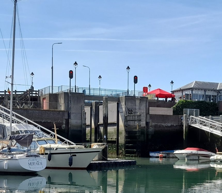 De keersluis en de uitvaartopening van onze haven. Het is laagwater. Rechts is Brasserie Evertsen met aan de andere kant de Westerschelde.