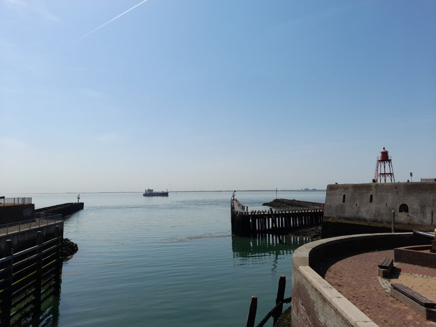 De Wielingen, de monding van de Westerschelde, vanuit Brasserie Evertsen. geen zuchtje wind, helemaal blak.