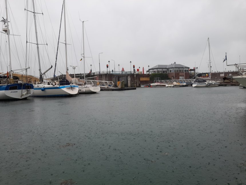 Vanmorgen regenbuien. En hoogwater.