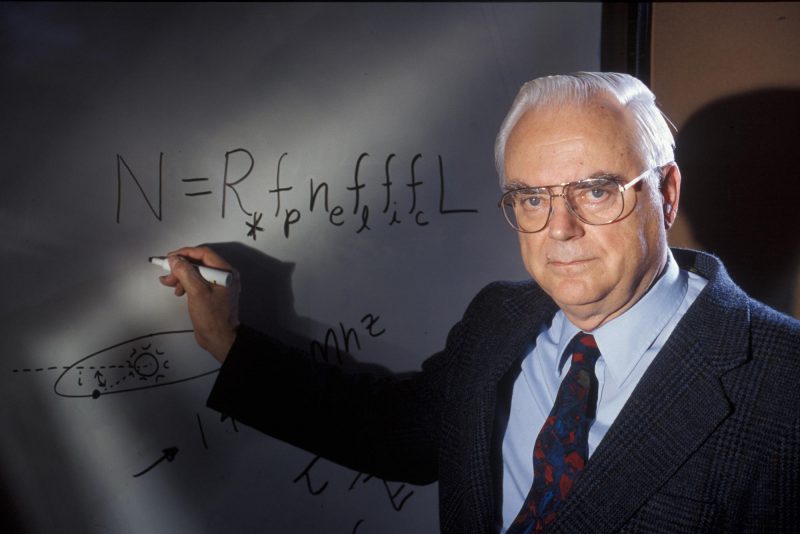Frank Drake met zijn beroemde Vergelijking (foto: SETI Institute)
